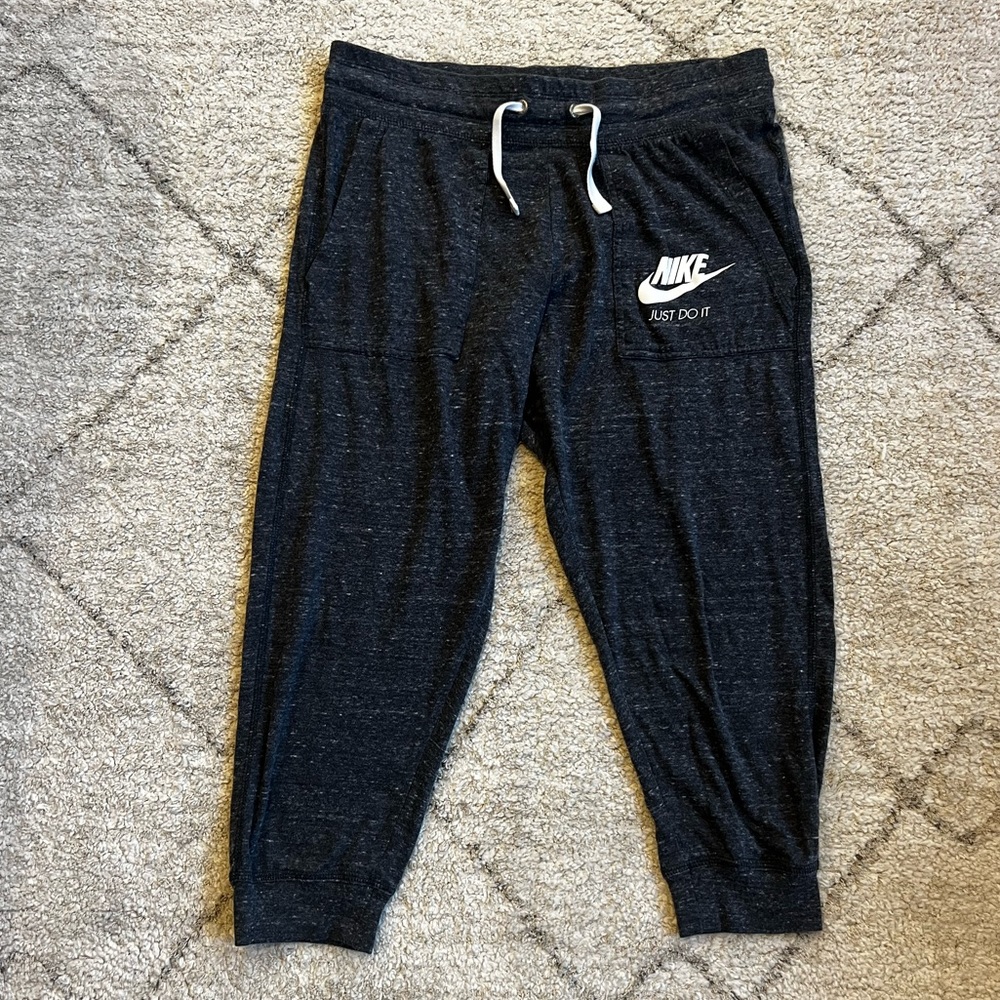 Nike Women’s Gym Cropped Joggers - gently used and in great condition! Size S